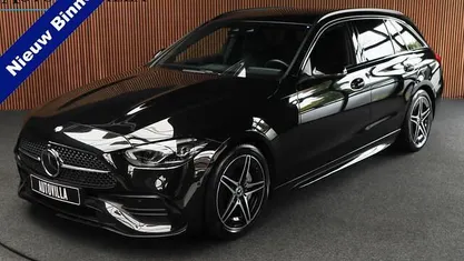 Zwart (metallic) Gebruikt 2023 Mercedes C180 AMG line Stationwagen | € 41.750 (Eerlijke prijs)