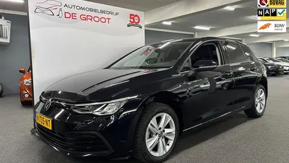 Zwart Gebruikt 2021 VW Golf VIII Life Hatchback | € 23.950 (Eerlijke prijs)