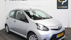Grijs, metallic lak Gebruikt 2014 Toyota Aygo Hatchback | € 5.390 (Eerlijke prijs)
