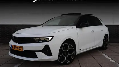 Wit Occasion 2022 Opel Astra Ultimate Hatchback | € 24.445 (Eerlijke prijs)