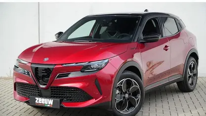 Rood Occasion 2024 Alfa Romeo Junior Edizione Speciale SUV | € 33.900 (Eerlijke prijs)