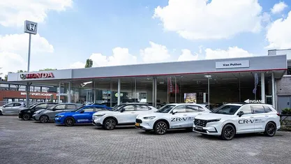 Wit (metallic) Gebruikt 2021 Mercedes GLA180 Business SUV | € 28.900 (Goede deal)