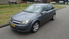 Grijs, metallic lak Gebruikt 2006 Opel Astra Executive Hatchback | € 1.395 (Eerlijke prijs)