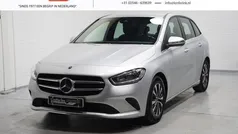 Grijs Gebruikt 2019 Mercedes 180 Style Sedan | € 19.400 (Eerlijke prijs)
