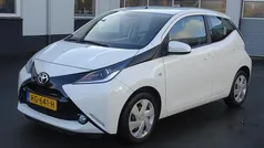 Gebruikt 2017 Toyota Aygo X-play Hatchback | € 9.450 (Eerlijke prijs)