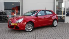 Rood Gebruikt 2015 Alfa Romeo Giulietta Impression Hatchback | € 10.950 (Goede deal)