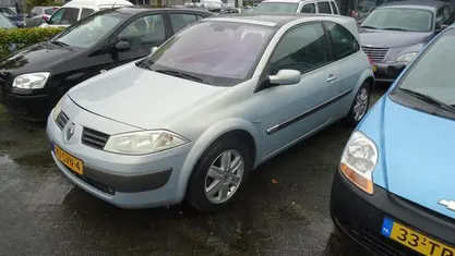 Grijs, metallic lak Occasion 2003 Renault Mégane II Luxe Hatchback | € 1.595 (Eerlijke prijs)
