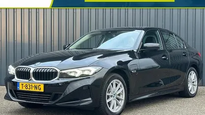 Zwart Gebruikt 2023 BMW 320e Basis Sedan | € 33.915 (Eerlijke prijs)