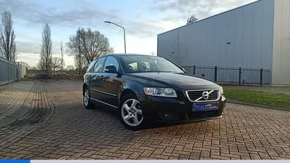 Zwart (metallic) Occasion 2010 Volvo V50 Summum Stationwagen | € 3.940 (Super prijs)