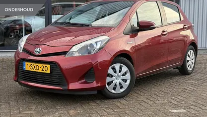 Rood Occasion 2014 Toyota Yaris Hybrid Hatchback | € 10.900 (Eerlijke prijs)