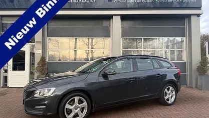 Grijs (metallic) Gebruikt 2016 Volvo V60 Kinetic Stationwagen | € 8.950 (Eerlijke prijs)