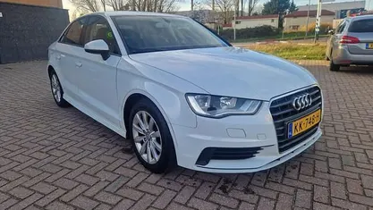 Wit Gebruikt 2015 Audi A3 Attraction Sedan | € 6.450 (Eerlijke prijs)