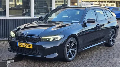 Zwart Occasion 2023 BMW 320 M Sport Stationwagen | € 38.649 (Eerlijke prijs)
