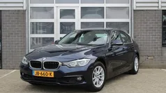 Blauw, metallic lak Gebruikt 2016 BMW 318 Executive Sedan | € 17.950 (Eerlijke prijs)