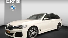 Wit Gebruikt 2024 BMW 520 Comfort Edition Stationwagen | € 59.900 (Eerlijke prijs)