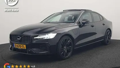 Zwart (metallic) Gebruikt 2022 Volvo S60 R-Design Sedan | € 37.440 (Eerlijke prijs)