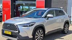 Grijs, metallic lak Gebruikt 2024 Toyota Corolla Cross SUV | € 34.400 (Eerlijke prijs)