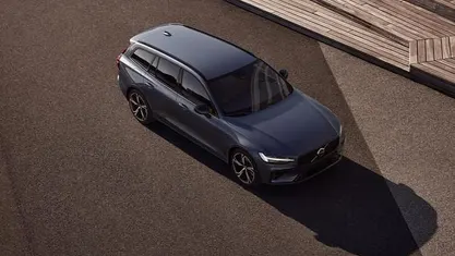 Blauw Nieuw 2025 Volvo V60 Plus Stationwagen | € 61.435 (Eerlijke prijs)