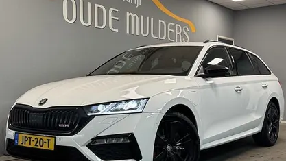 Wit Gebruikt 2022 Skoda Octavia RS Stationwagen | € 27.950 (Goede deal)
