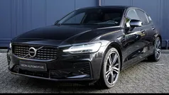 Zwart, metallic lak Gebruikt 2022 Volvo S60 R-Design Sedan | € 37.995 (Eerlijke prijs)