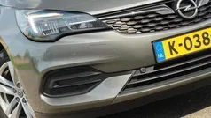 Grijs, metallic lak Gebruikt 2021 Opel Astra Edition Stationwagen | € 10.425 (Eerlijke prijs)