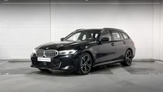 Saphirschwarz metallic (zwart metallic) Gebruikt 2023 BMW 330e M Sport Stationwagen | € 42.900 (Goede deal)