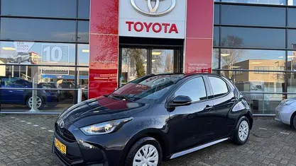Zwart Gebruikt 2022 Toyota Yaris Hybrid Active Hatchback | € 20.950 (Eerlijke prijs)