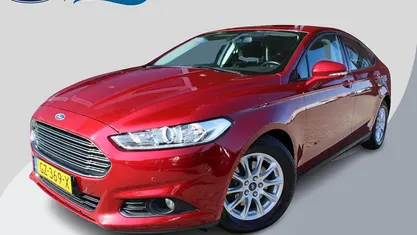 Rood, metallic lak Gebruikt 2015 Ford Mondeo Trend Hatchback | € 8.450 (Eerlijke prijs)