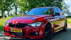 Rood, metallic lak Gebruikt 2019 BMW 318 Executive Sedan | € 26.950 (Eerlijke prijs)