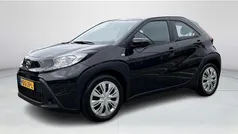 Zwart Gebruikt 2025 Toyota Aygo Play Hatchback | € 18.445 (Eerlijke prijs)