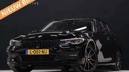 Zwart Occasion 2021 BMW 320e Sport Line Stationwagen | € 24.635 (Eerlijke prijs)