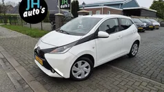 Wit Gebruikt 2015 Toyota Aygo X-play Hatchback | € 7.950 (Eerlijke prijs)