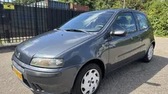 Grijs, metallic lak Gebruikt 2002 Fiat Punto Hatchback | € 1.950 (Eerlijke prijs)