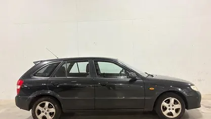 Zwart (metallic) Gebruikt 2002 Mazda 323 Exclusive Hatchback | € 1.095 (Eerlijke prijs)