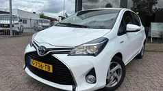 Wit Gebruikt 2015 Toyota Yaris Hybrid Hatchback | € 12.995 (Eerlijke prijs)