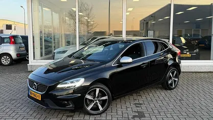 Zwart Occasion 2017 Volvo V40 Business Edition Hatchback | € 14.500 (Eerlijke prijs)