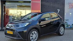 Zwart, metallic lak Gebruikt 2024 Toyota Aygo Play Hatchback | € 18.400 (Eerlijke prijs)