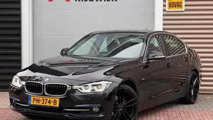 Zwart Gebruikt 2017 BMW 318 Executive Sedan | € 14.950 (Eerlijke prijs)