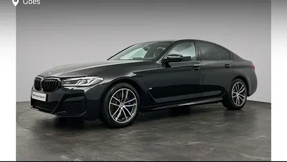 Zwart Gebruikt 2021 BMW 520 M Sport Sedan | € 37.880 (Eerlijke prijs)