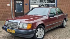 Rood Gebruikt 1989 Mercedes E230 Sedan | € 3.950