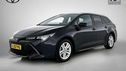 Zwart, metallic lak Gebruikt 2021 Toyota Corolla Business Edition Stationwagen | € 22.950 (Eerlijke prijs)