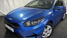 Blauw, metallic lak Gebruikt 2023 Kia Ceed Sportswagon Stationwagen | € 21.750 (Eerlijke prijs)