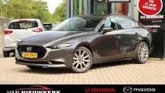 Machine grey (grijs metallic) Gebruikt 2024 Mazda 3 Exclusive-Line Sedan | € 27.400 (Eerlijke prijs)