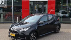 Zwart Gebruikt 2021 Toyota Yaris Hybrid Hatchback | € 20.700 (Eerlijke prijs)