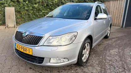 Grijs Gebruikt 2011 Skoda Octavia Stationwagen | € 3.950 (Goede deal)