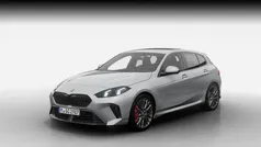 Skyscraper grey metallic (grijs metallic) Nieuw 2025 BMW 120 M Sport Hatchback | € 54.935 (Eerlijke prijs)