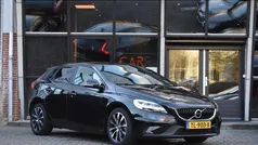 Zwart, metallic lak Gebruikt 2018 Volvo V40 Dynamic Stationwagen | € 18.450 (Goede deal)