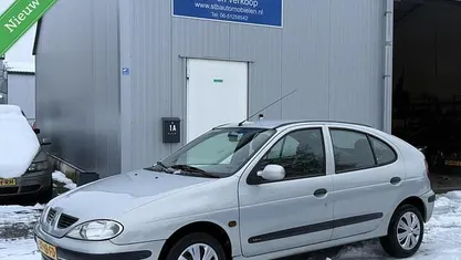 Grijs Gebruikt 2001 Renault Mégane Authentique Hatchback | € 1.799 (Eerlijke prijs)