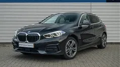 Zwart Gebruikt 2023 BMW 118 Sport Line Hatchback | € 25.950 (Eerlijke prijs)