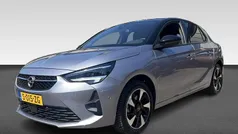 Grijs, metallic lak Gebruikt 2023 Opel Corsa-e GS Line Hatchback | € 18.445 (Eerlijke prijs)